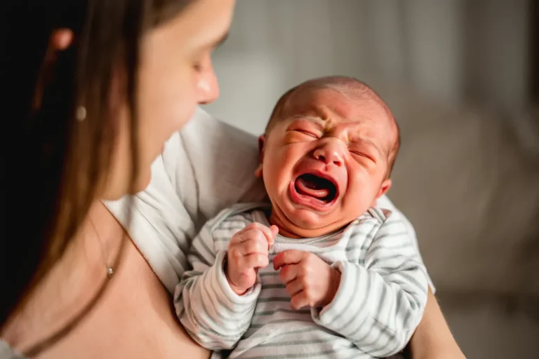 bébé ne veut pas téter et pleure