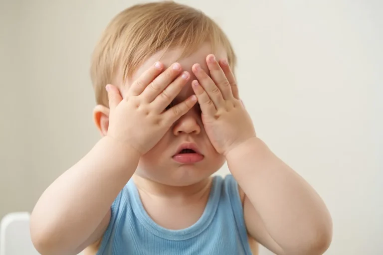 bébé se tape la tête autisme